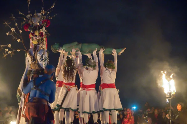Rituel symbolique de la Beltane Fire Society lors d'une performance nocturne.