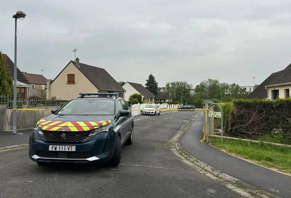 Les forces de l'ordre bloquent la rue à Fère-en-Ardenois.