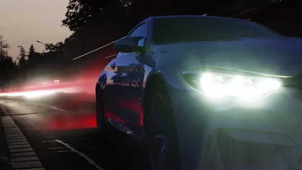 Voiture blanche lors d'un rassemblement de tuning nocturne dans la Marne.