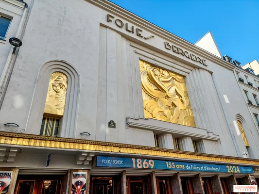 La façade ornée du théâtre des Folies Bergère à Paris.