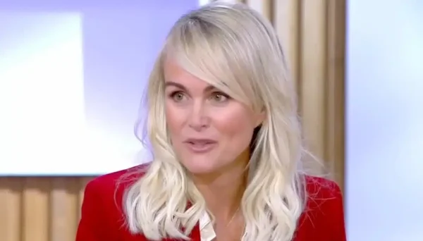 Estelle Lefébure en studio, vêtue d'un blazer rouge.