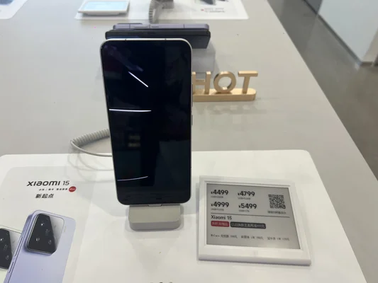 Xiaomi 15 exposé en boutique avec ses tarifs et promotions.