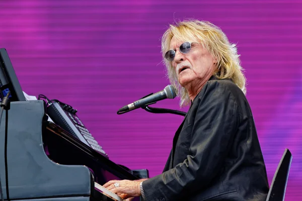 Christophe en concert au festival des Vieilles Charrues 2014, interprétant ses chansons avec son look dandy emblématique.