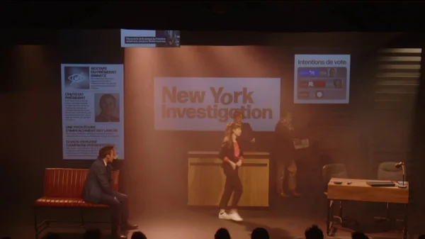 Mélody Mourey dans le décor d'une pièce de théâtre d'actualité nommée aux Molières.