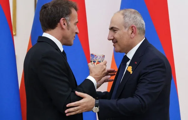 Emmanuel Macron et le Premier ministre arménien lors d'un échange protocolaire à Erevan.