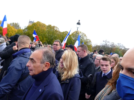 Marche contre l'antisémitisme à Paris, avec Éric Zemmour, Marion Maréchal et Stanislas Rigault présents dans la foule.