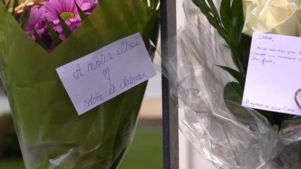 Des hommages floraux déposés en mémoire de Chloé.