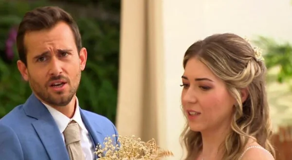 Mélanie et Antoine lors de la cérémonie en extérieur.