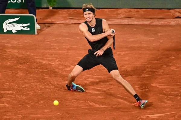 Alexander Zverev en tenue sombre sur le court de Roland-Garros.
