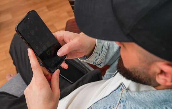 Une personne consulte son smartphone, illustrant la réception d'alertes d'urgence.