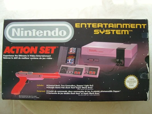 Packaging de la NES Action Set, avec console, manettes, Zapper et jeux.