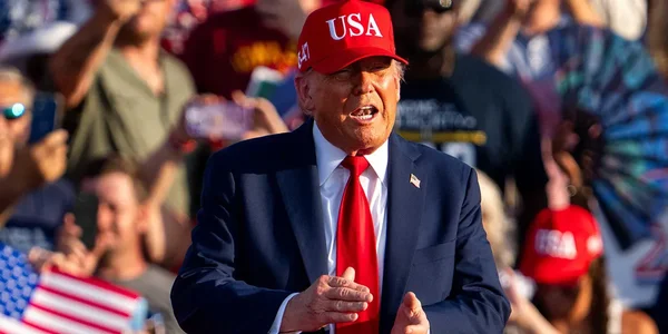 Donald Trump s'adressant à ses partisans lors d'un rassemblement en extérieur.