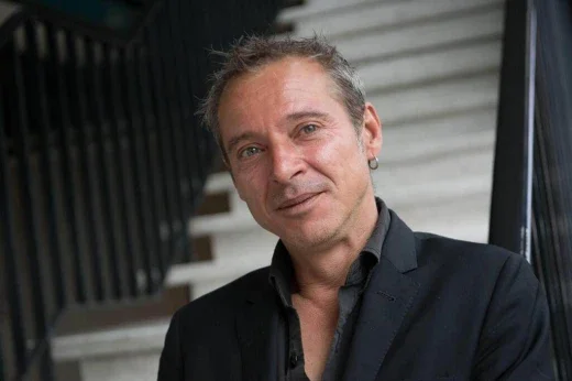 Caryl Férey, auteur de 'Lakota', photographié devant un escalier.