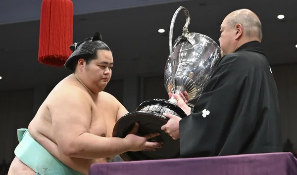 Kotozakura reçoit la Coupe de l'Empereur après sa victoire au Kyushu Basho.