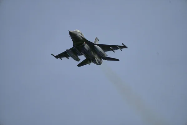 Un chasseur F-16 de l'Otan en patrouille au-dessus de la mer Baltique.