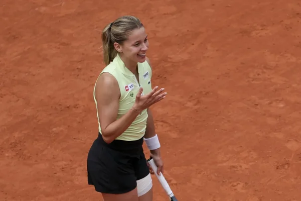 Maja Chwalinska, souriante, sur la terre battue de Roland-Garros.