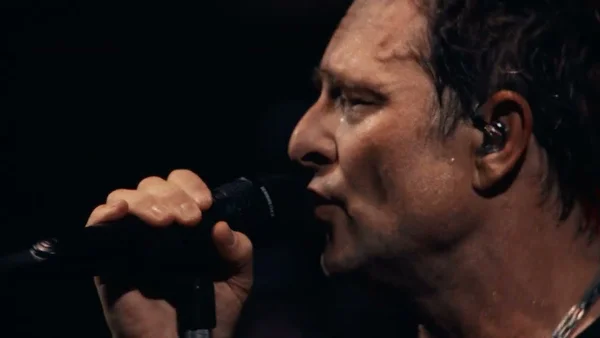 David Hallyday, en pleine performance scénique, capturé en gros plan.