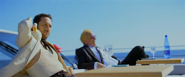 Nadav Lapid (à l'arrière-plan) sur un bateau, lors d'une rencontre.