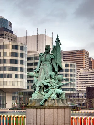 La statue 'La Défense de Paris' de Louis-Ernest Barrias, symbole historique du quartier d'affaires de La Défense, devant la Tour Europe.