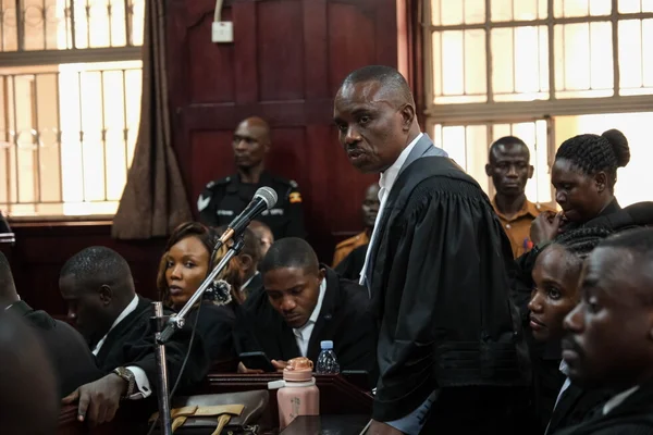 Un avocat prend la parole lors d'une audience au tribunal en Ouganda.