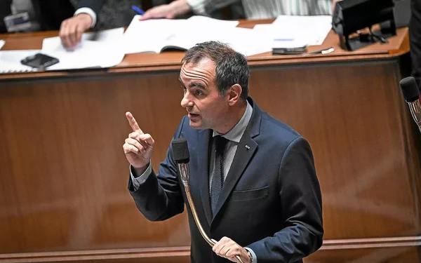 Sébastien Lecornu prenant la parole dans l'hémicycle, doigt levé pour appuyer son propos.