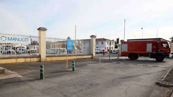 Un camion de pompiers devant l'enceinte de l'entreprise Manuco à Bergerac.