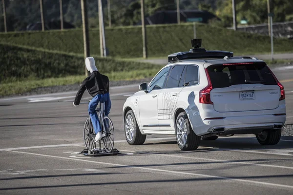 Un véhicule autonome Volvo XC90 équipé de capteurs lors d'un test avec un mannequin cycliste.