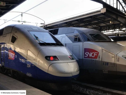 Deux TGV stationnés en gare, symboles du réseau SNCF.