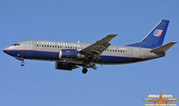 Boeing 737-322 de United Airlines en vol, avec filigrane.