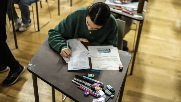 Un élève de première en plein travail lors de l'épreuve anticipée du bac de français 2026.