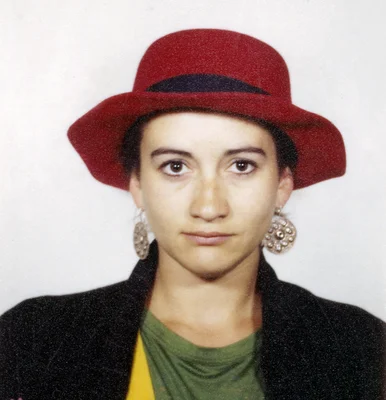 Caroline Loeb, interprète du tube « C'est la ouate », en portrait studio.