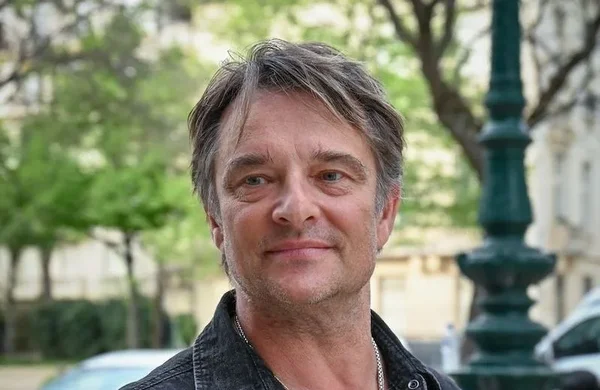 David Hallyday en extérieur, portrait récent.
