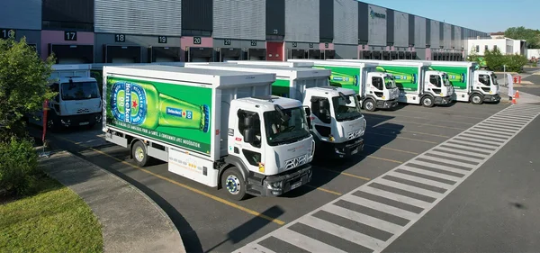 Flotte de camions de livraison Heineken devant un entrepôt à Bonneuil.