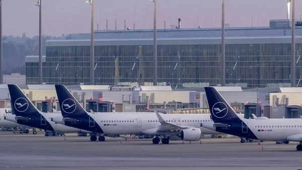 Avions Lufthansa immobilisés au sol à l'aéroport de Munich après la détection d'un drone.