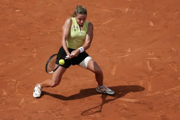 Maja Chwalinska exécutant un revers à Roland-Garros.