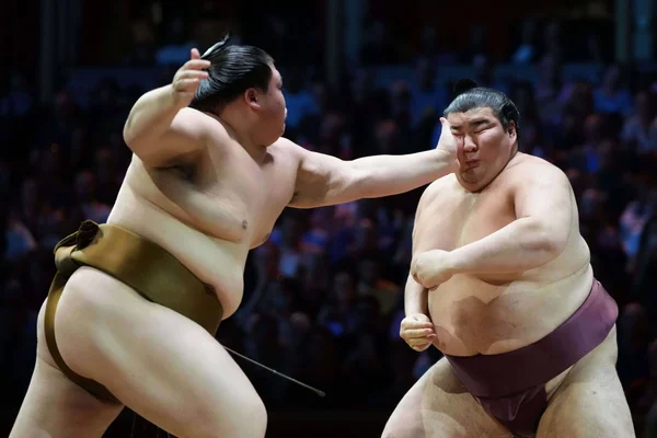 Action intense lors du Tournoi de Paris de sumo.