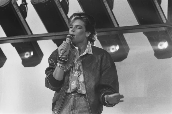 Stéphanie de Monaco lors des prises de vue de son clip, entourée de projecteurs, novembre 1986.