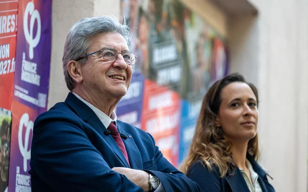 Jean-Luc Mélenchon avec une collaboratrice lors d'un déplacement de campagne.
