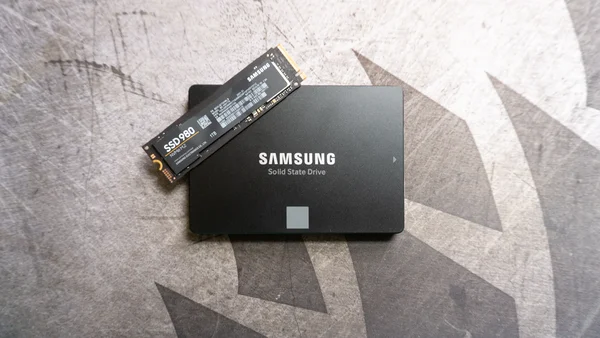 Comparaison de taille entre un SSD Samsung 980 NVMe et un SSD Samsung 870 EVO.