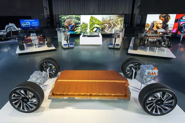 Plateforme de batterie Ultium exposée dans un salon automobile.