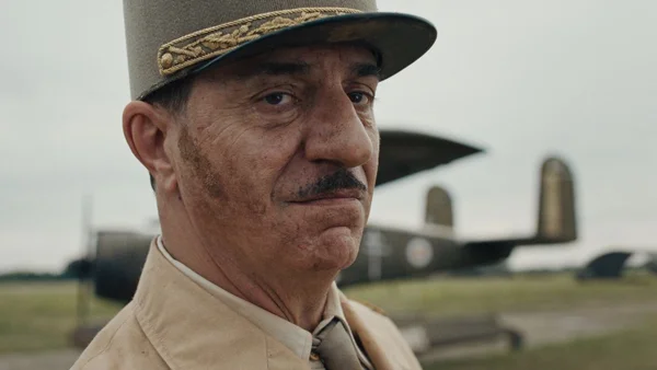 Un personnage en uniforme militaire dans 'La Bataille de Gaulle'.