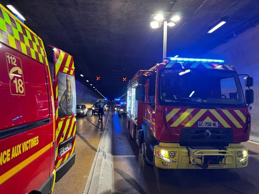 Véhicules de secours en intervention dans le tunnel de Monaco.