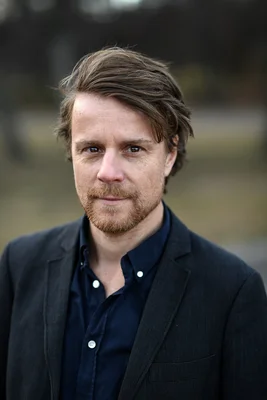 Staffan Lindberg, lauréat du European Press Prize, photographié en extérieur.