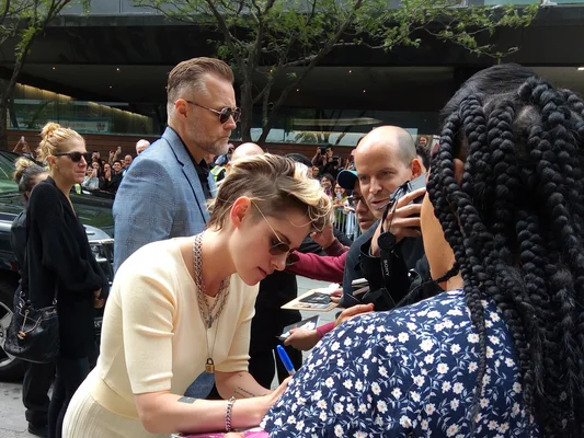 Kristen Stewart au TIFF 2019, signant un autographe pour un fan.