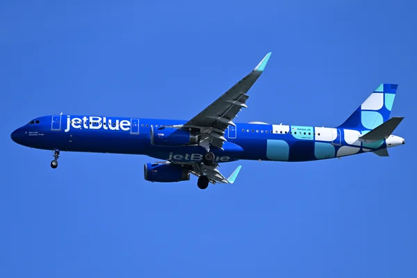 Un JetBlue A321 en vol avec train sorti.