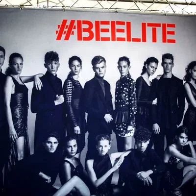 Mannequins de l'agence Elite Paris lors d'une séance photo promotionnelle.