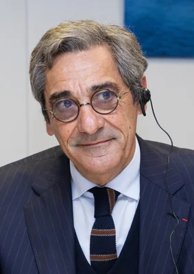 Portrait officiel de Serge Papin, ministre délégué chargé des PME, du Commerce, de l'Artisanat, du Tourisme et du Pouvoir d'achat.