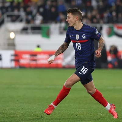 Lucas Digne sous le maillot des Bleus lors d'une rencontre internationale.