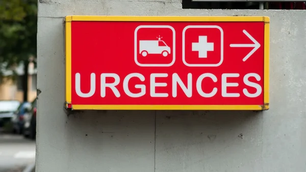 Panneau directionnel vers les urgences, évoquant les soins nécessaires après l'infection.