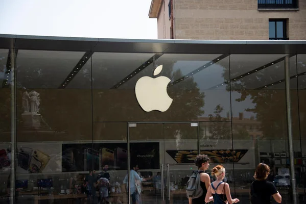 Entrée d'un Apple Store avec son logo lumineux.
